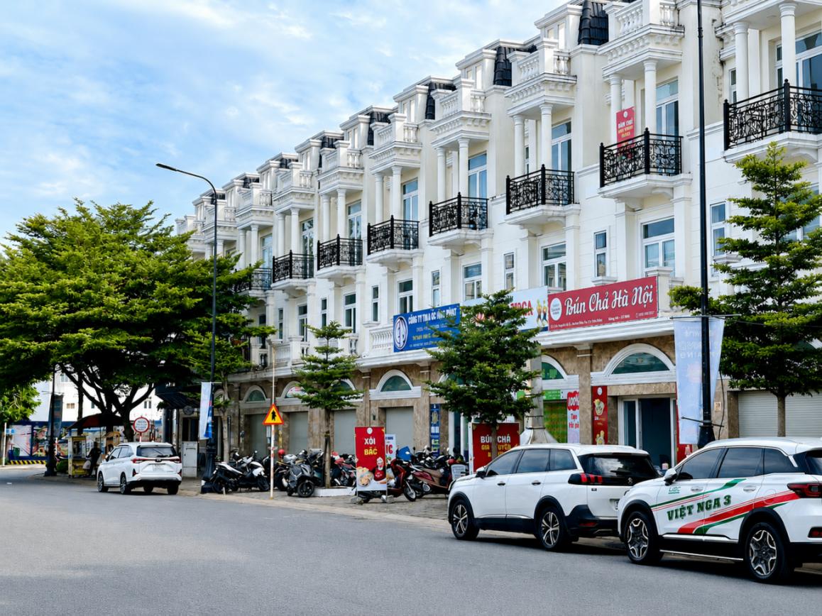 Văn phòng cho thuê 100m², 2 tầng, nội thất cao cấp, an ninh 24/7, giá 15 triệu/tháng, Đường 5 - Icon Central, Dĩ An