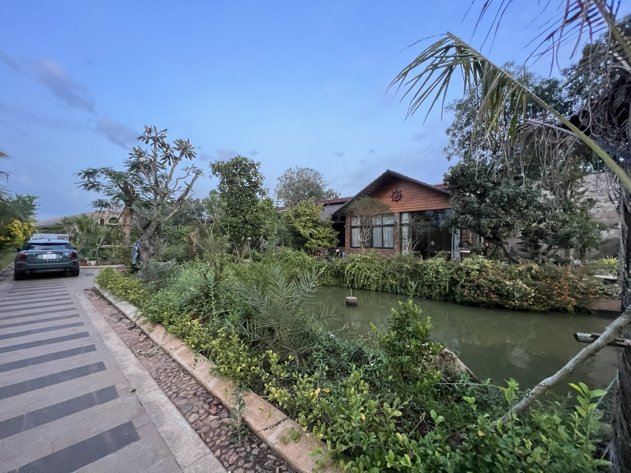 Cho thuê hoặc bán biệt thự nhà vườn mặt tiền đường Long Thuận