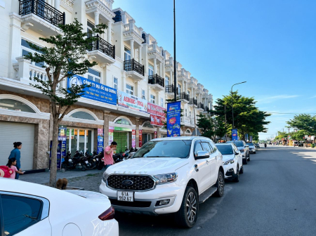 Văn phòng cho thuê 100m², 2 tầng, nội thất cao cấp, an ninh 24/7, giá 15 triệu/tháng, Đường 5 - Icon Central, Dĩ An